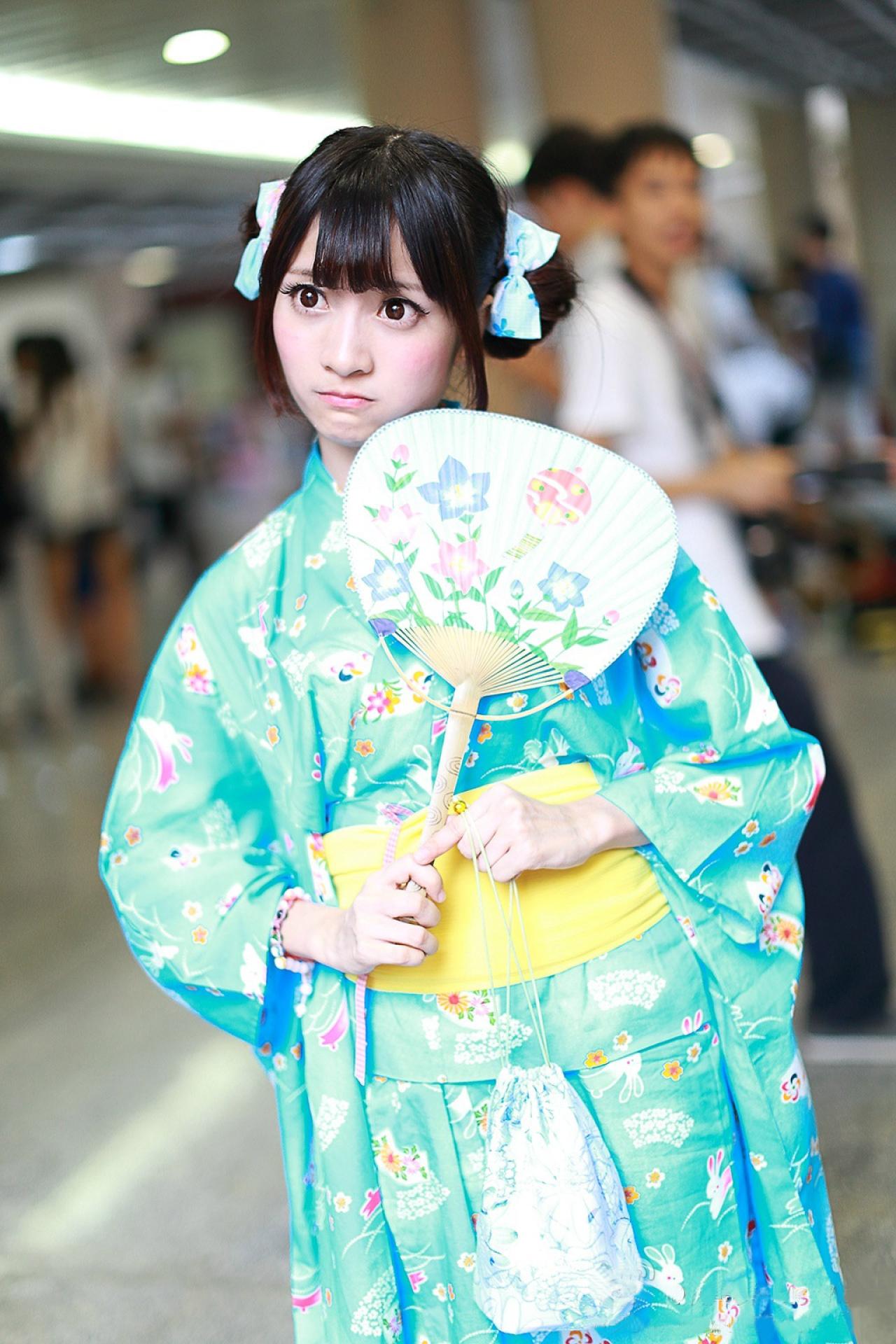 橘子酱持扇嘟嘴严肃的神情 孤岛桑-MccVision拍摄