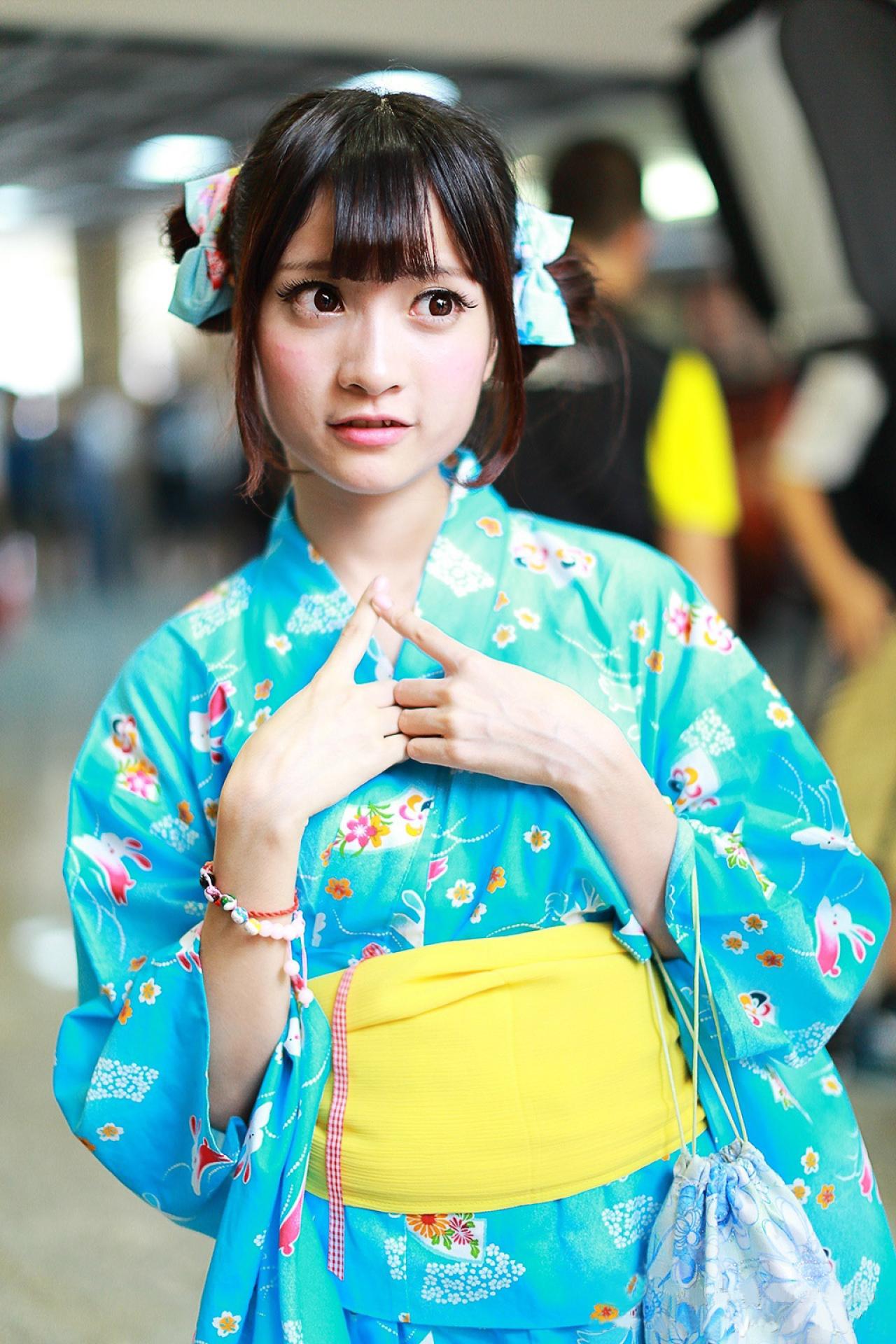 橘子酱双手放在胸前挂着香包 孤岛桑-MccVision拍摄