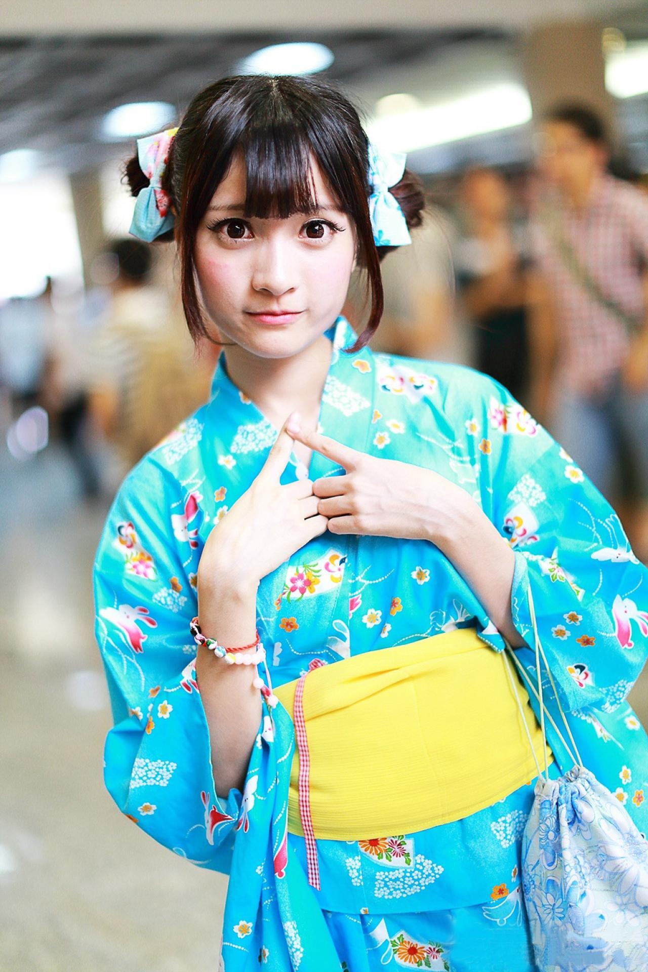 橘子酱双手食指交叉做十字，挂着香包正面照 孤岛桑-MccVision拍摄