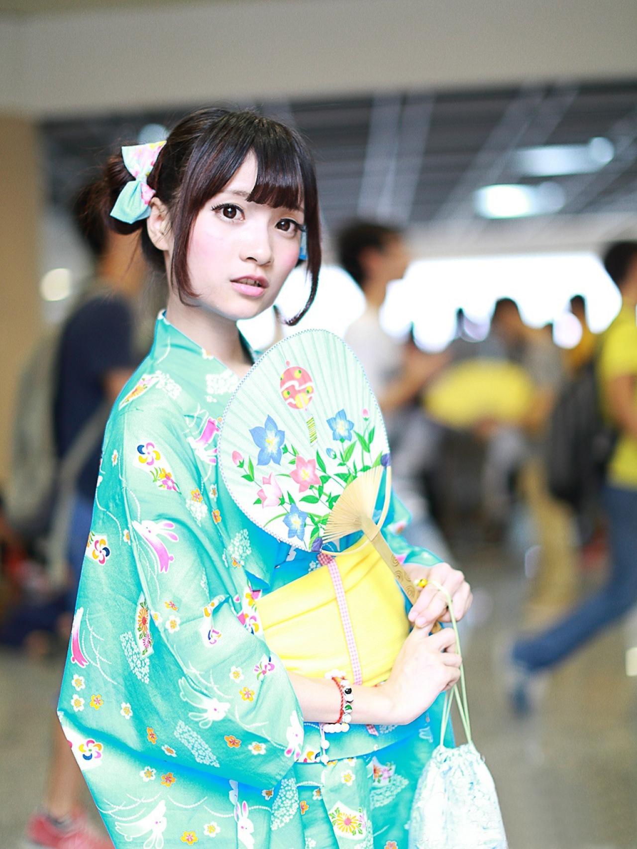 橘子酱双手放在腰部持扇微侧身体摆拍 孤岛桑-MccVision拍摄