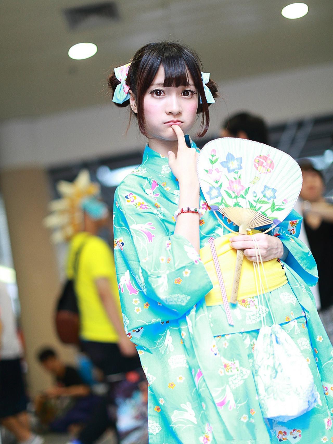 橘子酱左手拿着扇子，右手食指抵着嘴唇嘟嘴卖萌 孤岛桑-MccVision拍摄