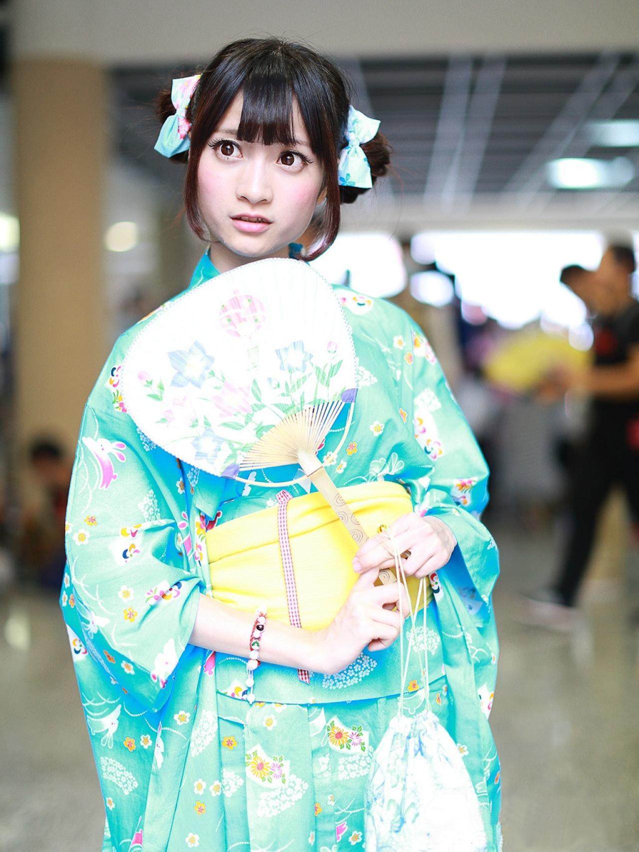 橘子酱左手拿着香包，双手持扇正面照 孤岛桑-MccVision拍摄