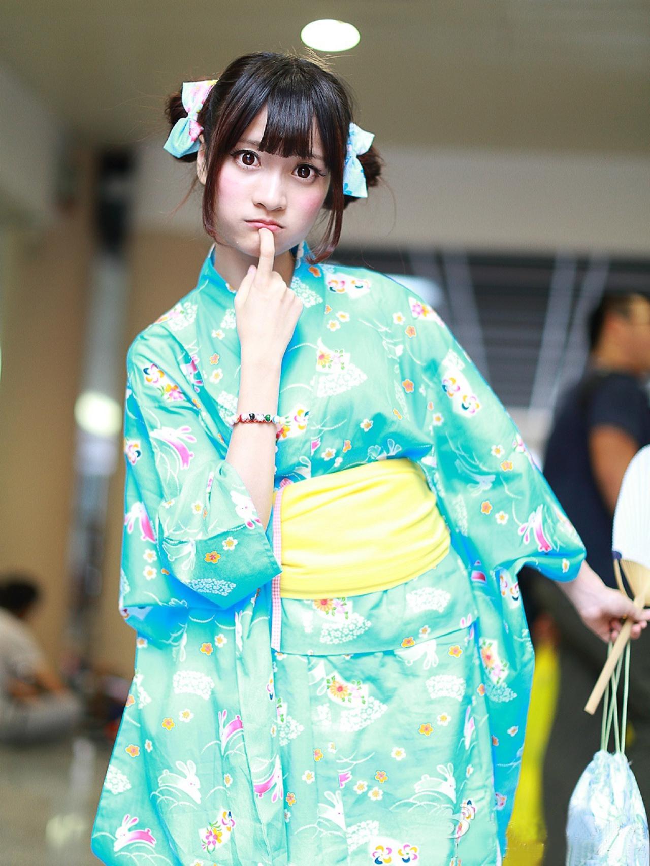 橘子酱手指抵住嘴唇嘟嘴卖萌 孤岛桑-MccVision拍摄