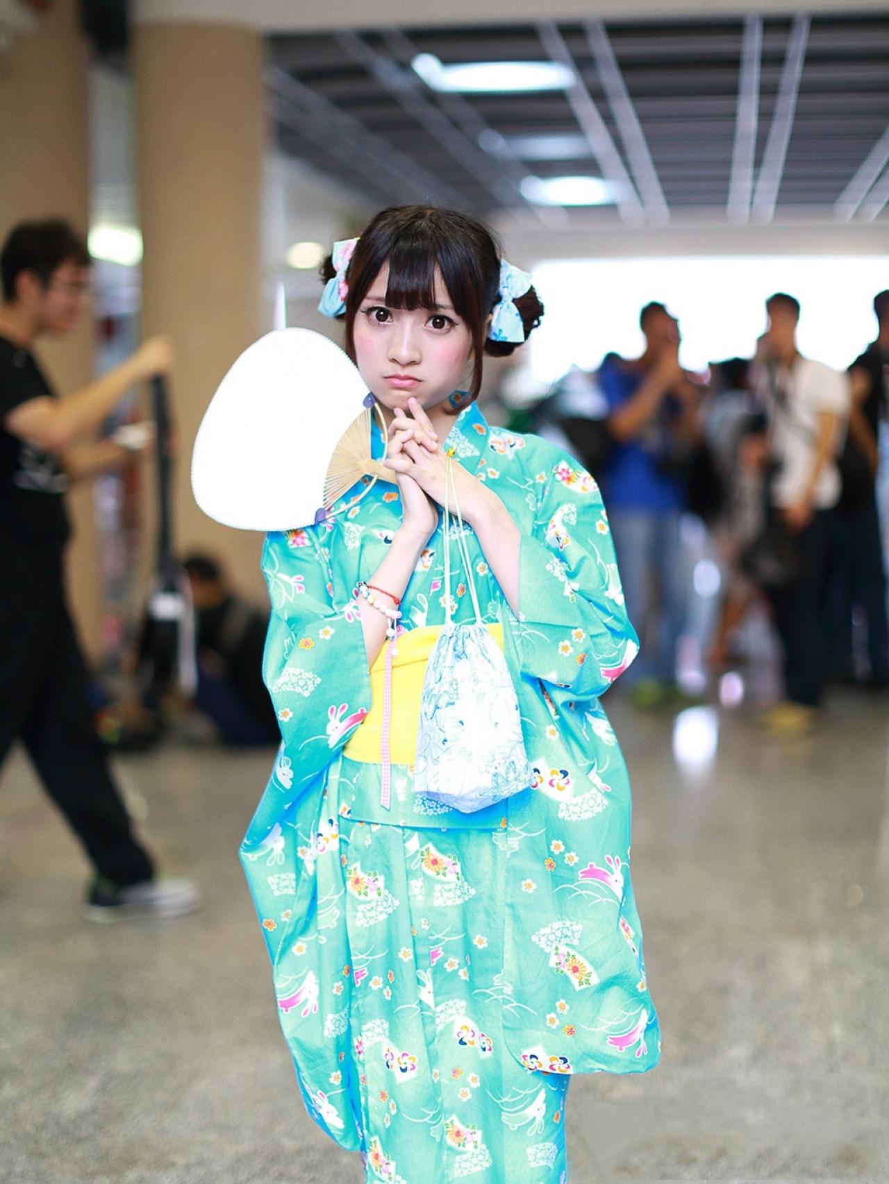 橘子酱将持扇双手放在胸前，嘟嘴卖萌 孤岛桑-MccVision拍摄