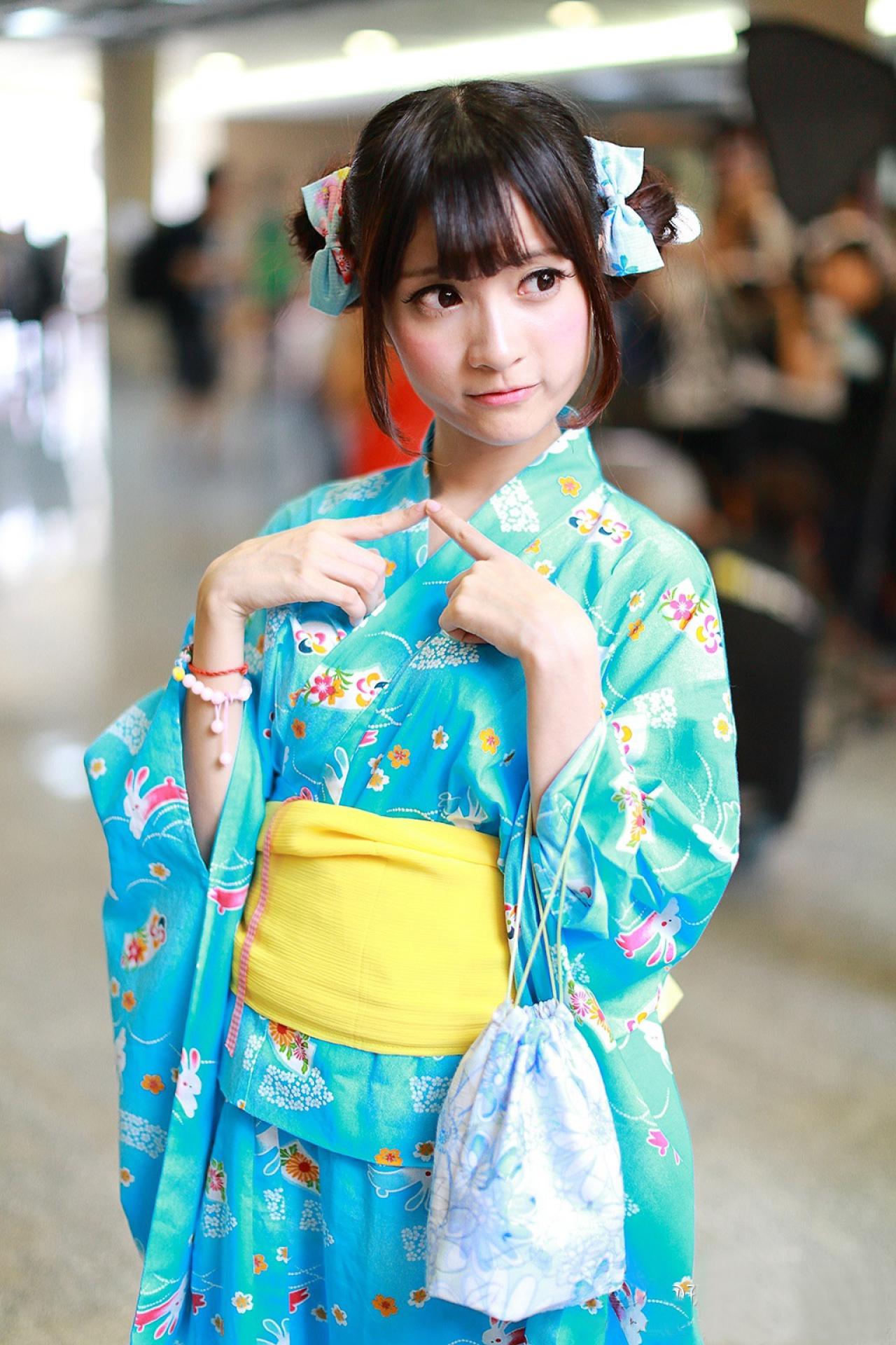 橘子酱双手食指对到一起，转圈圈，歪着头看一侧 孤岛桑-MccVision拍摄