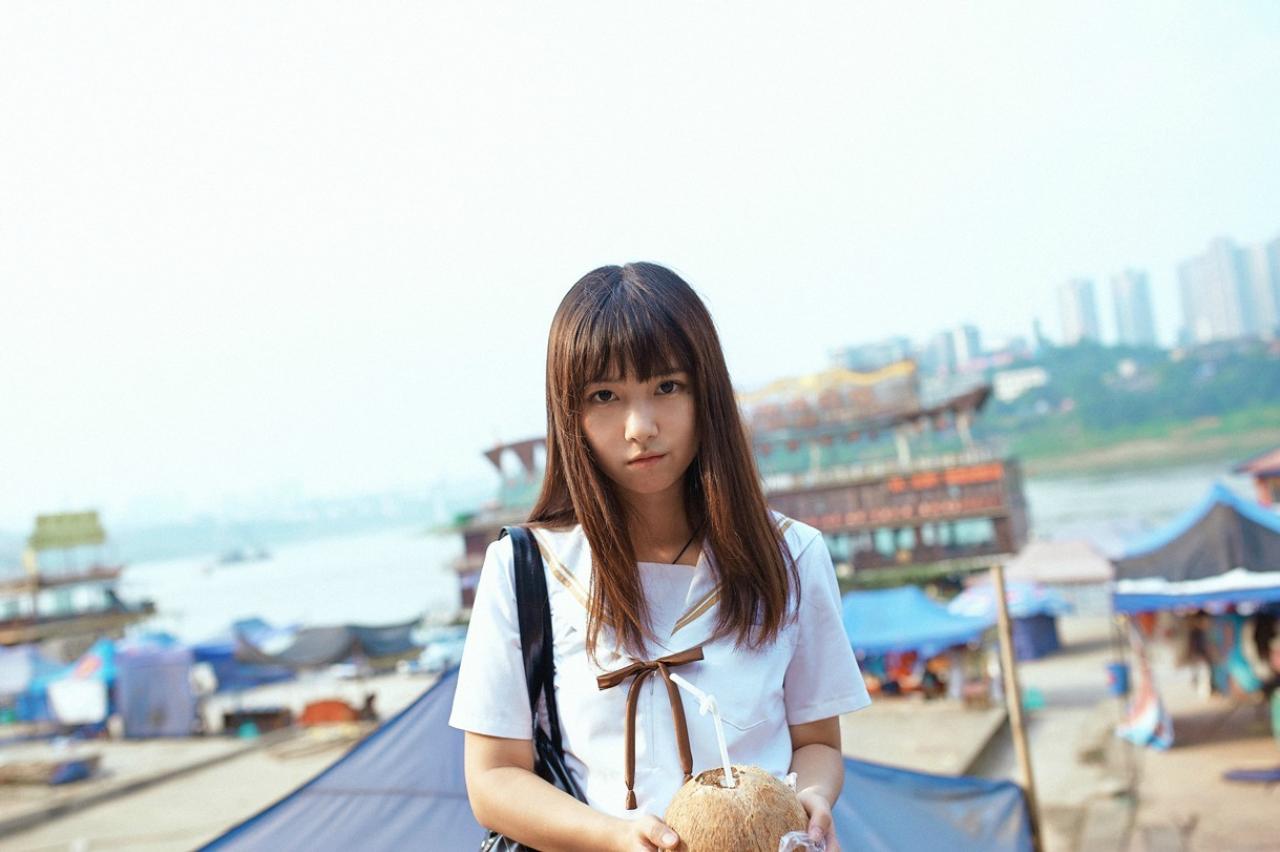 山田実瑠拿着插着吸管的椰子