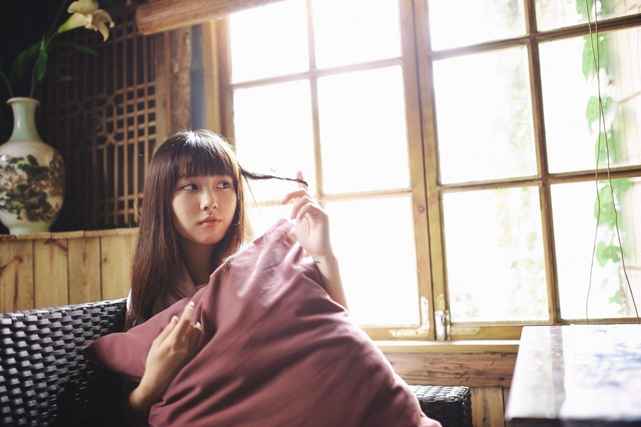 山田実瑠抱着枕头，轻捋一丝头发