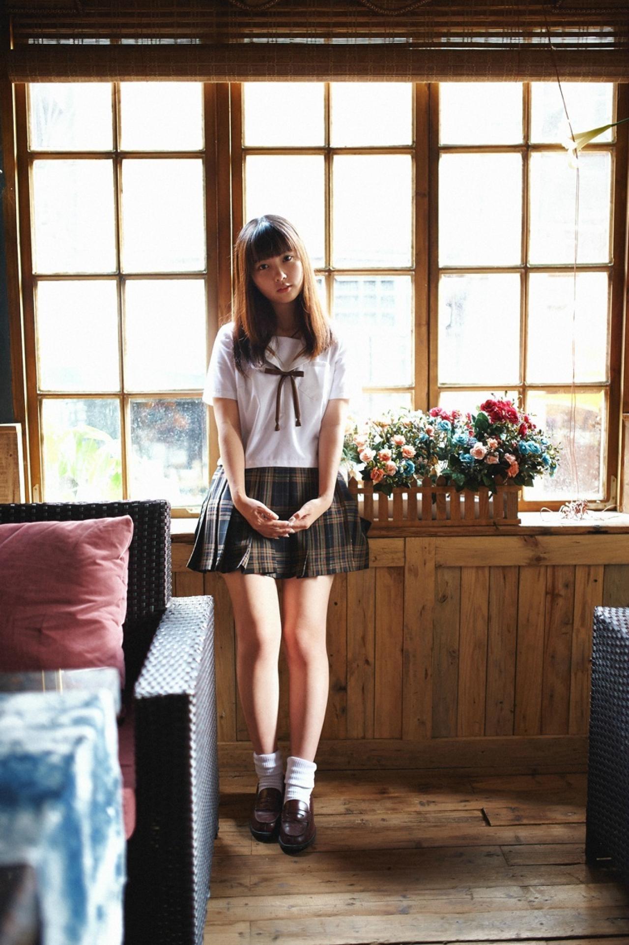 山田実瑠背靠在窗台前