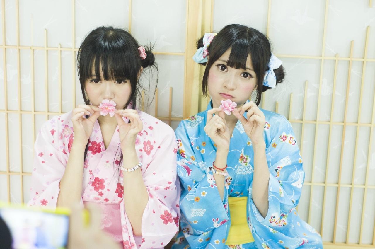 橘子酱和小龟坐在一起亲吻小花卖萌 羅罗方平拍摄