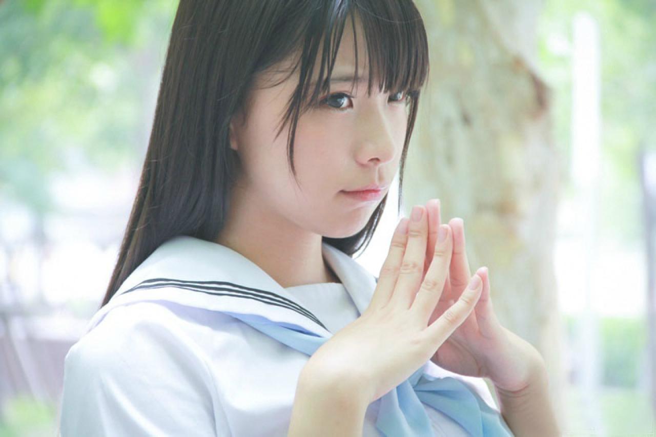 贤儿sherry穿着水手服双手十指相对靠在一起思考的样子