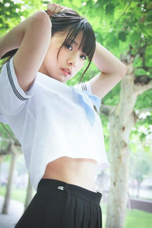 贤儿sherry穿着水手服扎起马尾的姿势