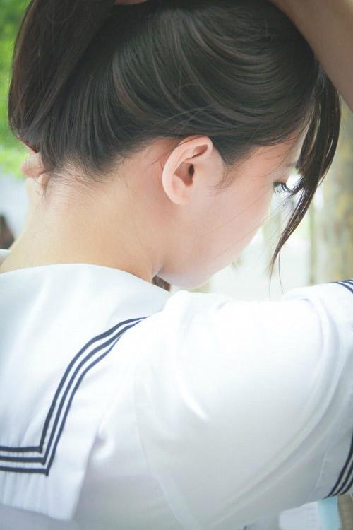 贤儿sherry将黑长直头发盘起，露出脖颈的姿势