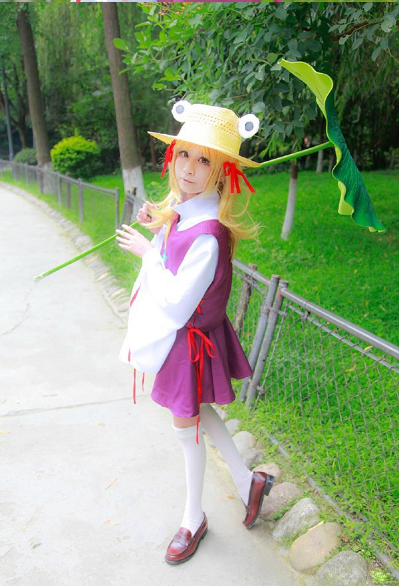 桃小陌扮演泄矢诹访子扛着荷叶茎秆侧面照