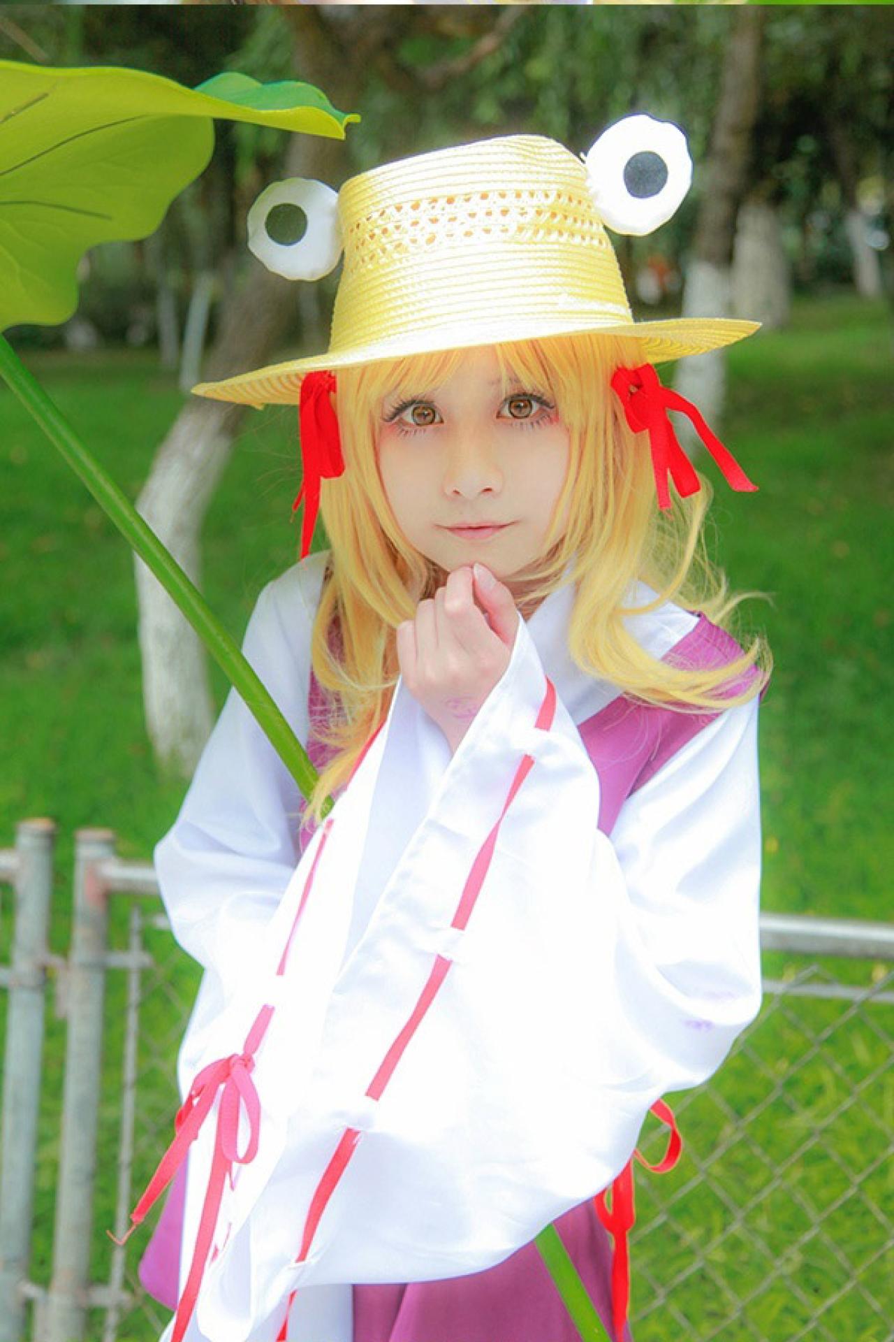 桃小陌扮演泄矢诹访子右手拿着荷叶茎秆，左手轻抚下巴