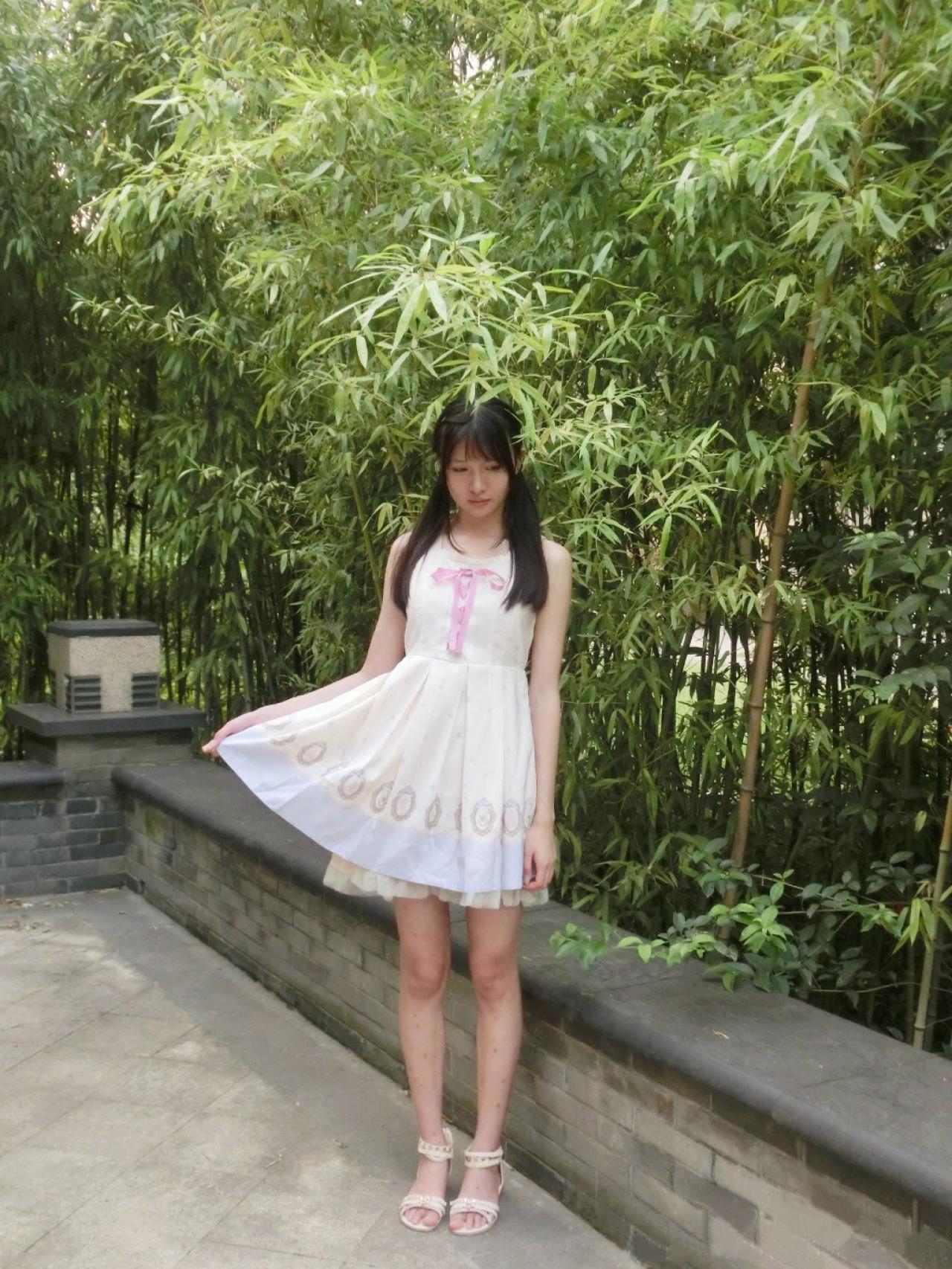 瞬瞬surmiya穿着淡紫色条纹无袖连衣裙撩起裙角的姿势