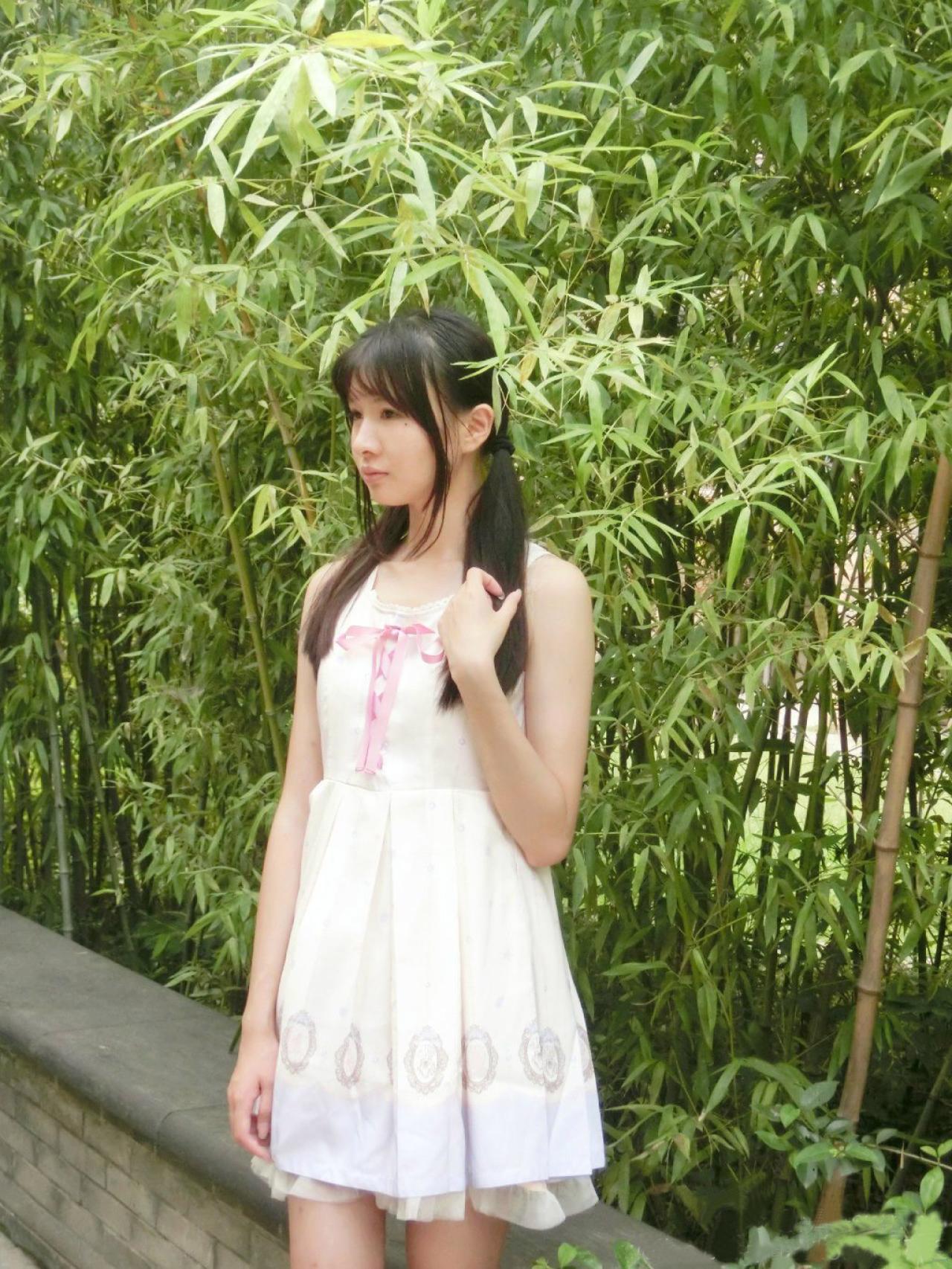 瞬瞬surmiya穿着淡紫色条纹无袖连衣裙侧面照