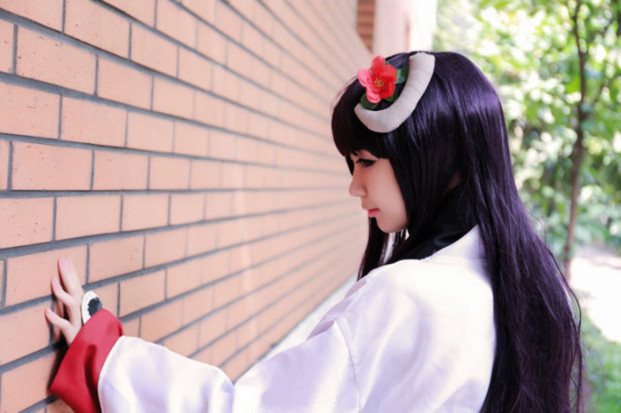 小雫扮演白鬼院凛凛蝶抚摸围墙上砖纹的侧脸