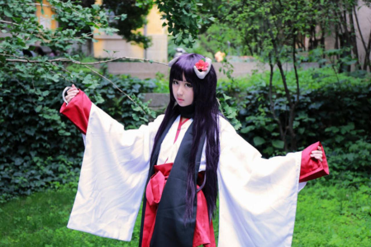 小雫扮演白鬼院凛凛蝶双臂展开的姿势