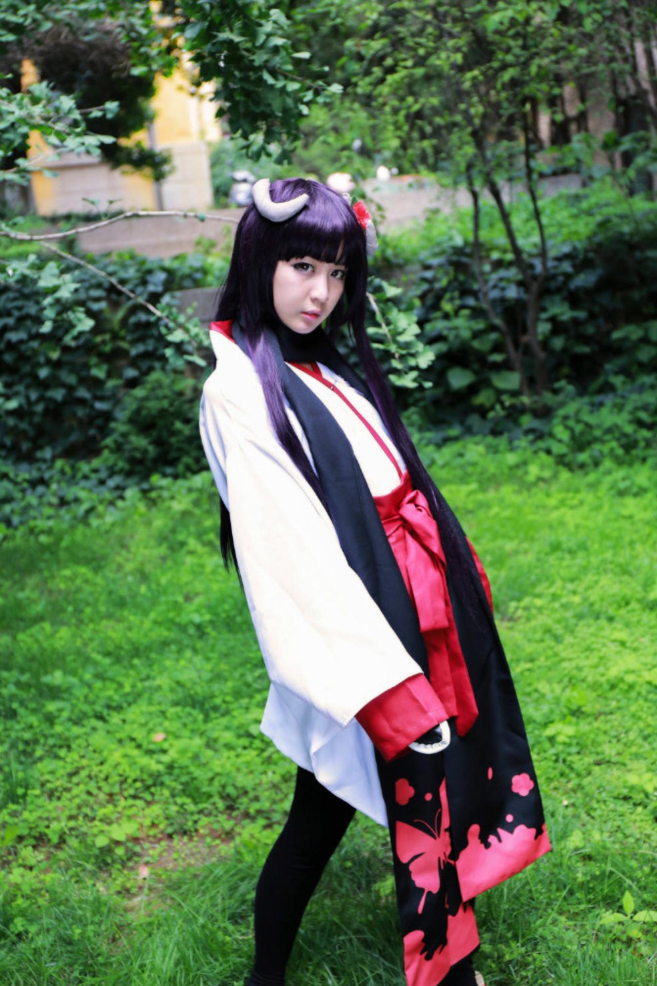 小雫扮演白鬼院凛凛蝶穿着巫女服微侧身体正面照