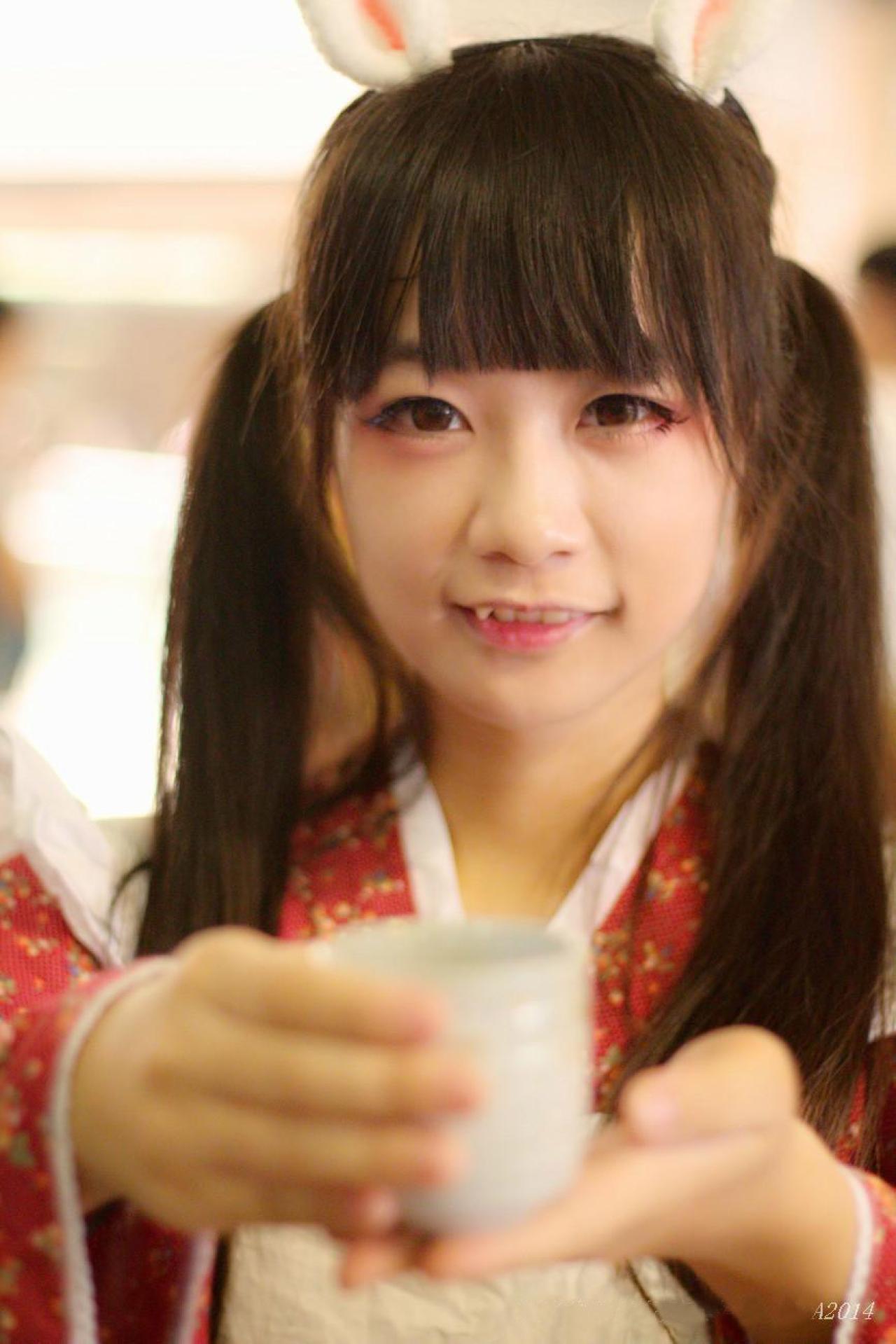 先生你的舒肤佳掉了 将茶杯端到镜头前