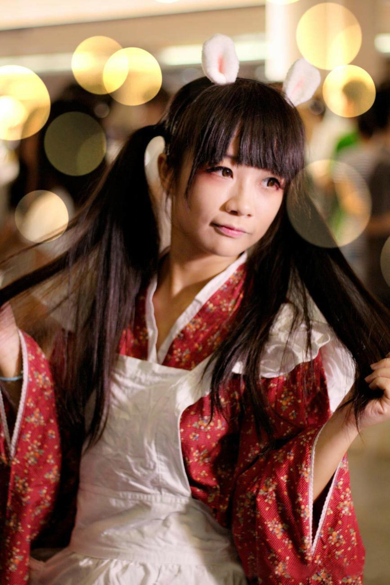 先生你的舒肤佳掉了戴着兔耳朵，双手抓取双马尾，转身的姿势