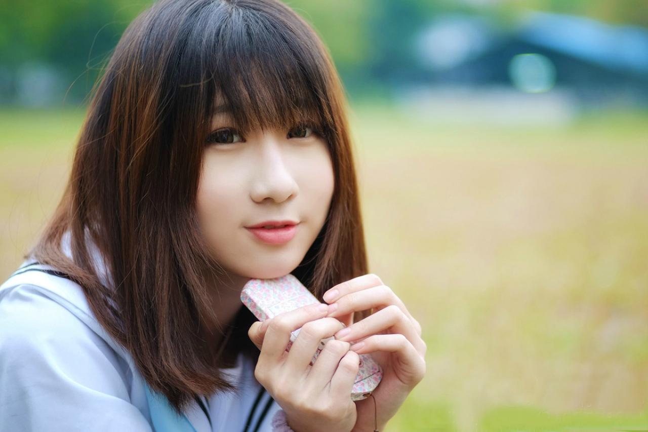 樱_若的线稿参考的雯籽拿着手机坐着的姿势的原照片