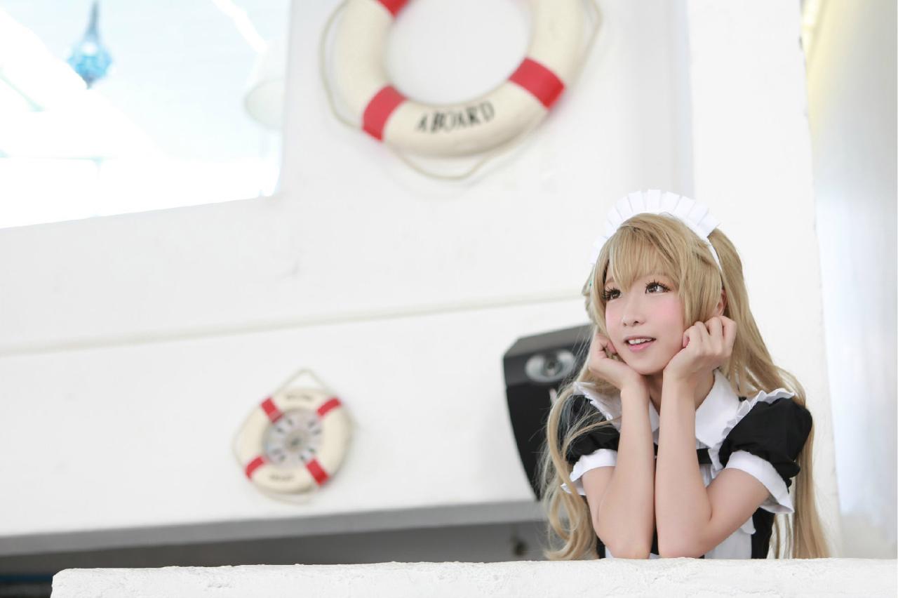 鳄鱼同学扮演南小鸟扒在甲板上，眺望远方