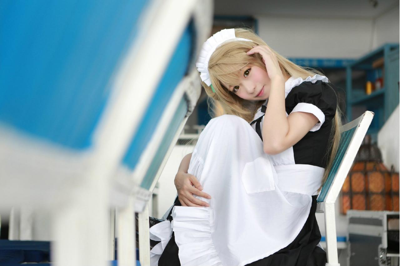 鳄鱼同学扮演南小鸟抱着膝盖窝在椅子靠背的姿势