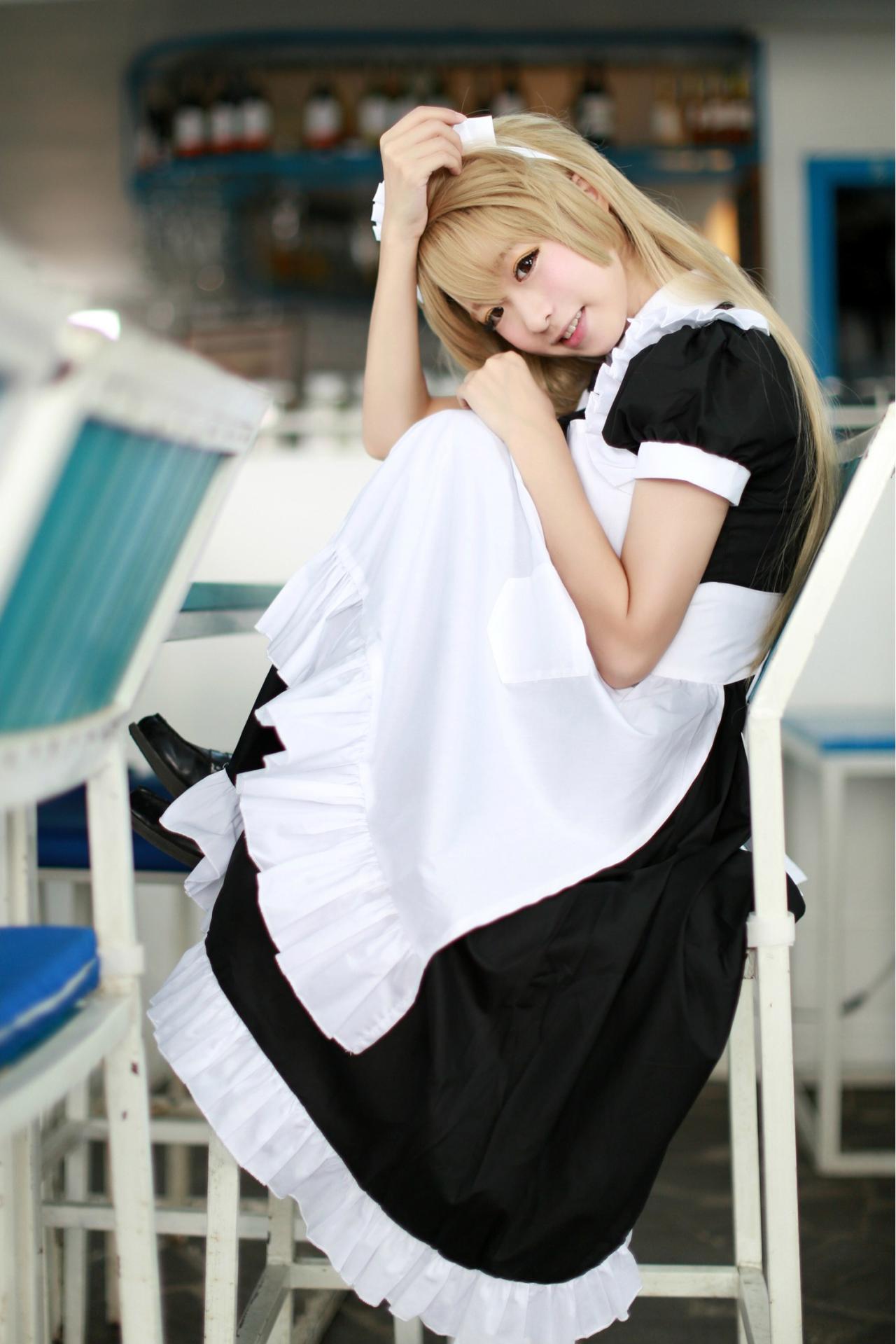 鳄鱼同学扮演南小鸟蜷缩身体靠在椅背上的姿势