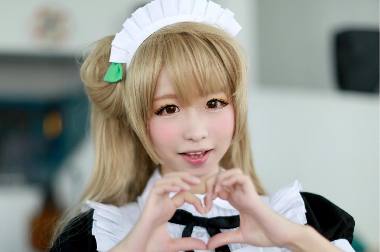 鳄鱼同学扮演南小鸟作心形手势