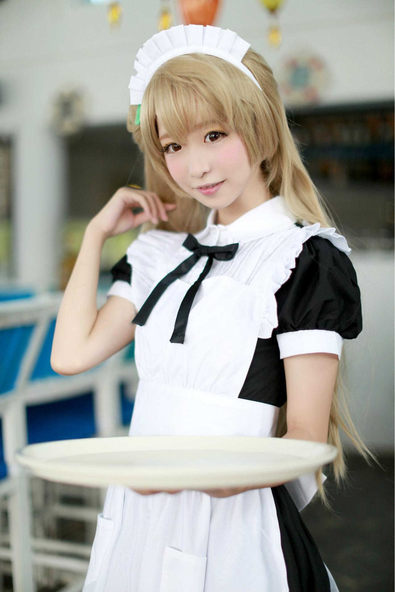 鳄鱼同学扮演南小鸟左手端着盘子，右手轻抚头发