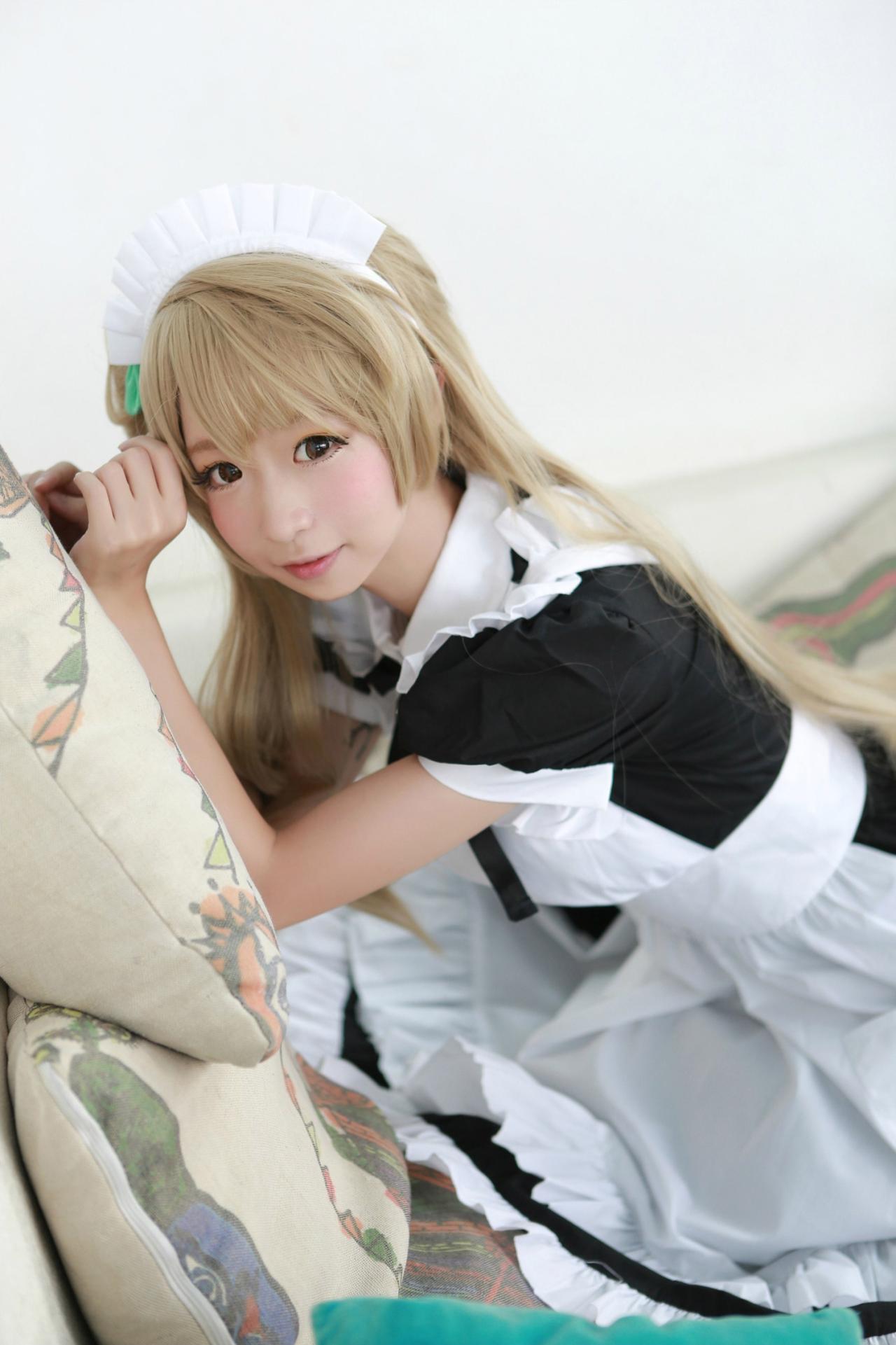 鳄鱼同学扮演南小鸟扒在沙发靠垫上的姿势