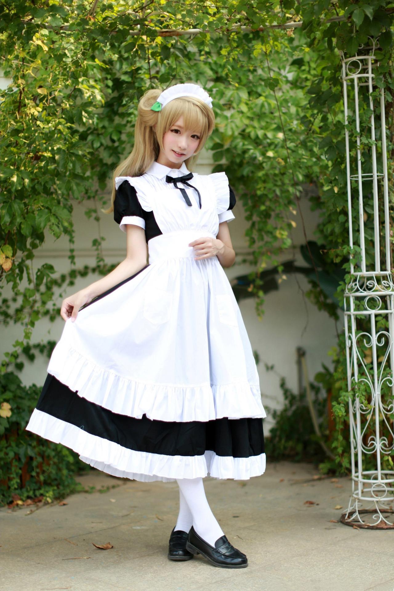 鳄鱼同学扮演南小鸟略微扬起裙角，布景师绿油油的藤蔓