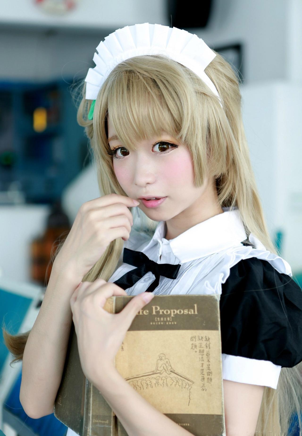 鳄鱼同学扮演南小鸟抱着书本思考的神情