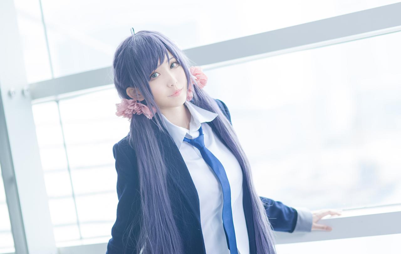 Kanda Laam扮演东条希站在展会窗口前上半身照