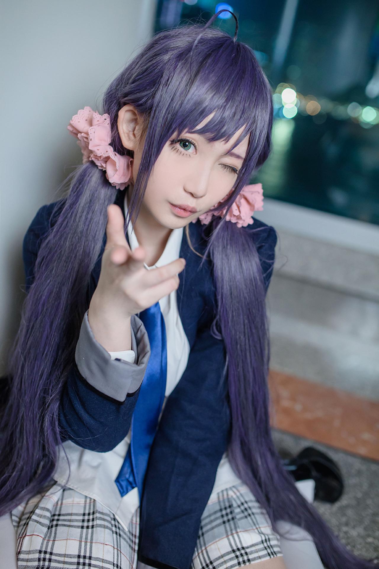 Kanda Laam扮演东条希伸出手指，眨眼嘟嘴卖萌的姿势