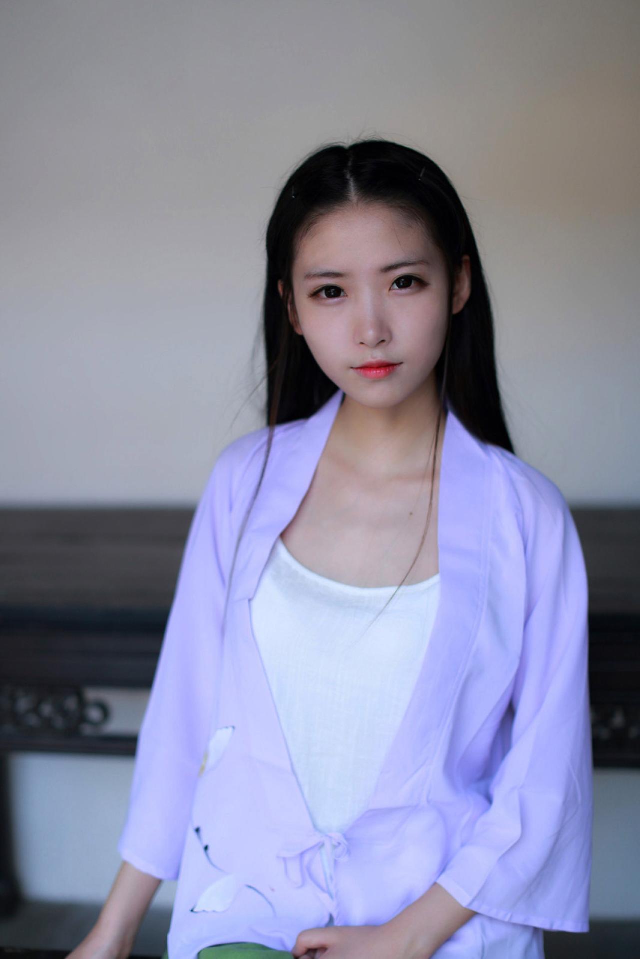 半藏森林坐在长椅上上半身照