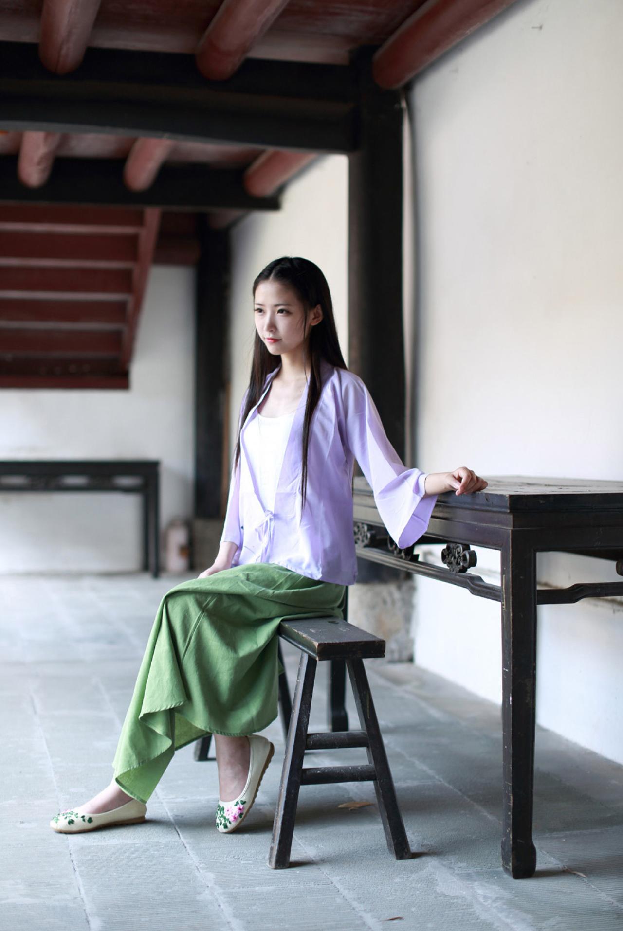 半藏森林坐在长椅上，手臂搭在桌子上