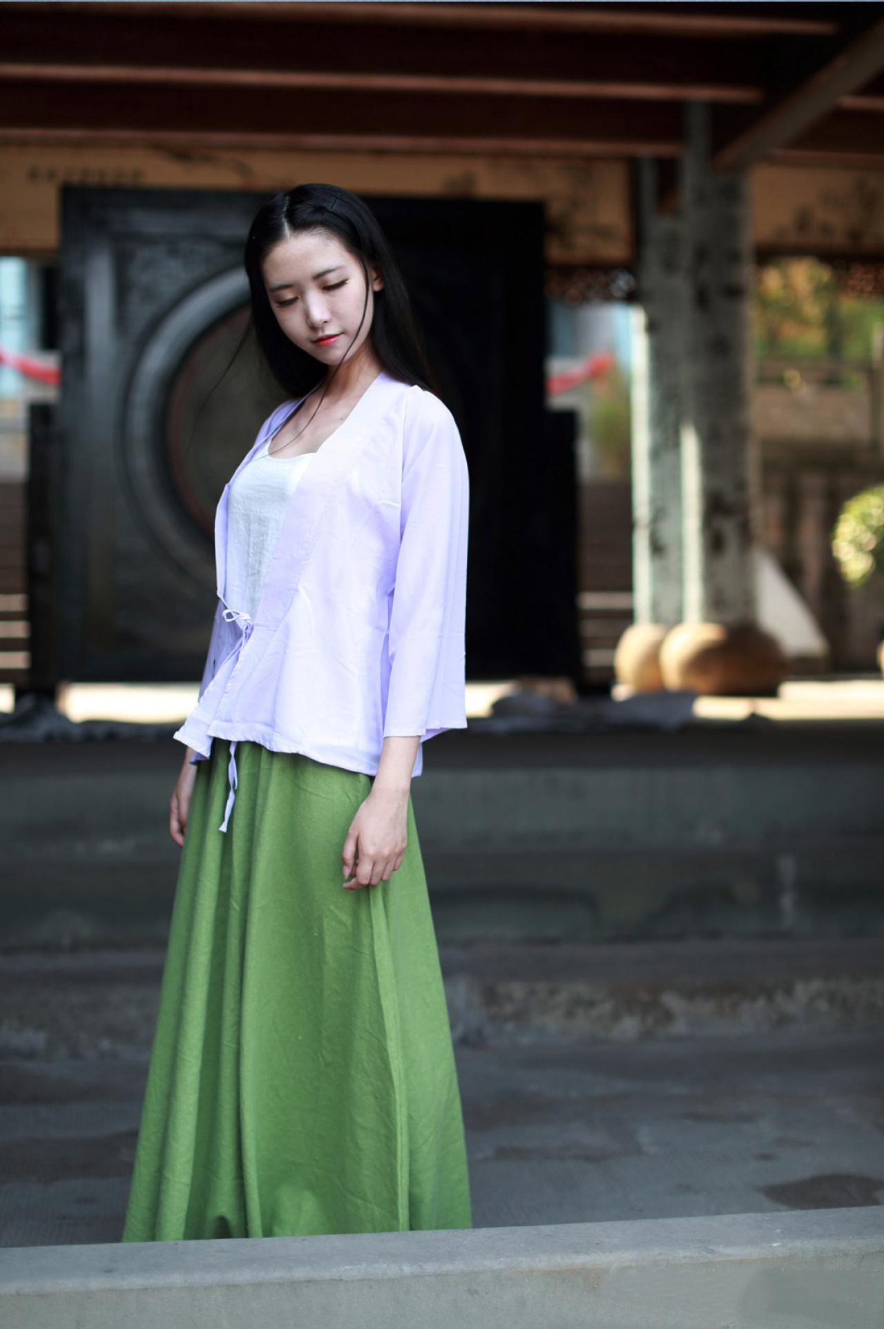 半藏森林站在门口，微风吹起发梢，陶醉的神情和姿势