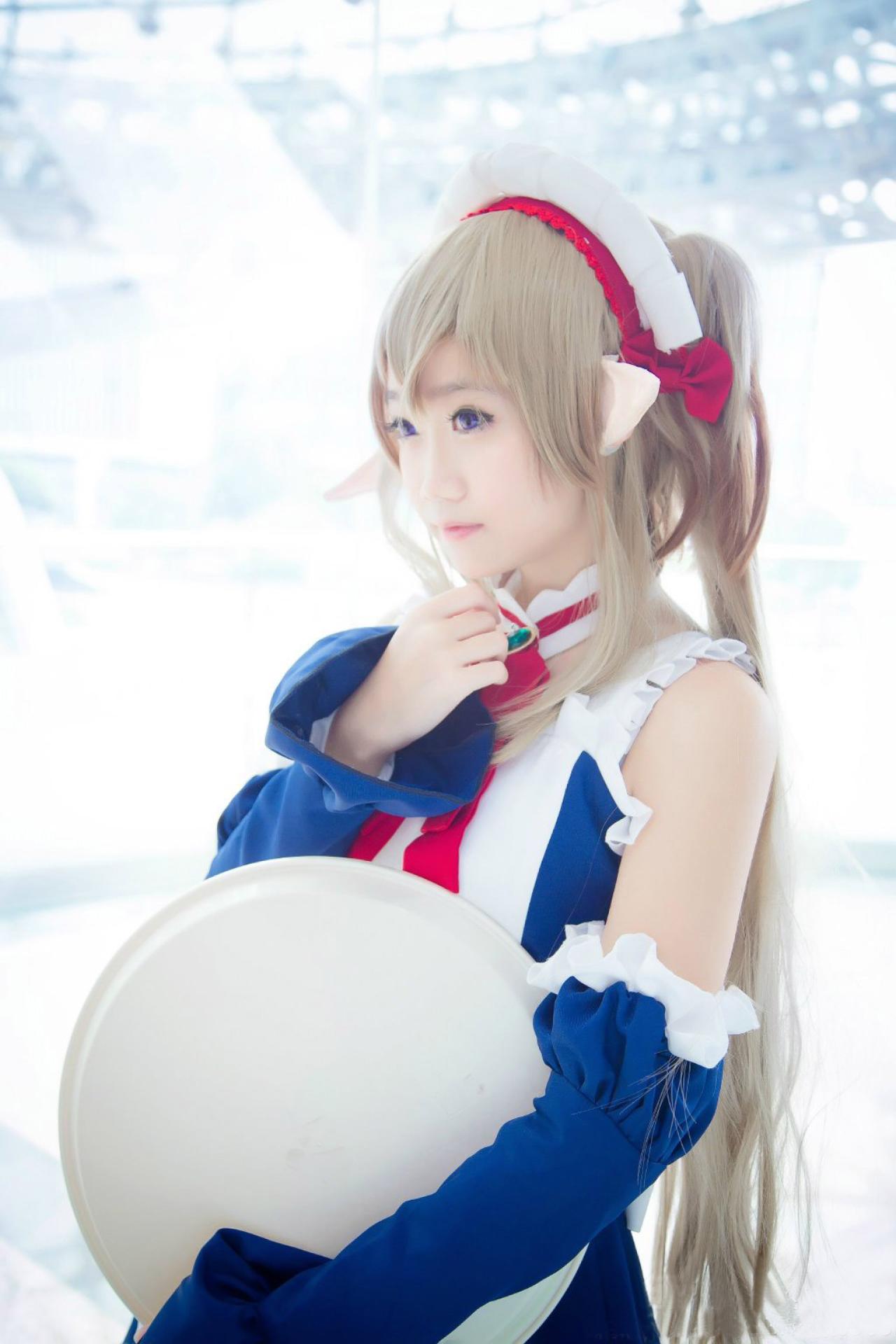 夏日蚊蚊软趴趴左手拿着盘子，右手放在胸前的侧脸