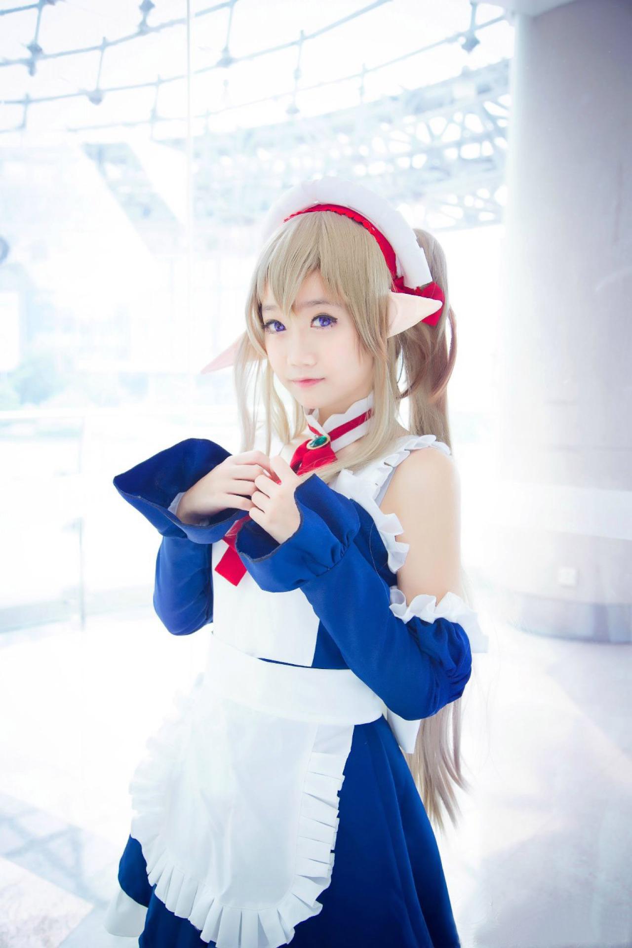 夏日蚊蚊软趴趴双手放在胸前的姿势