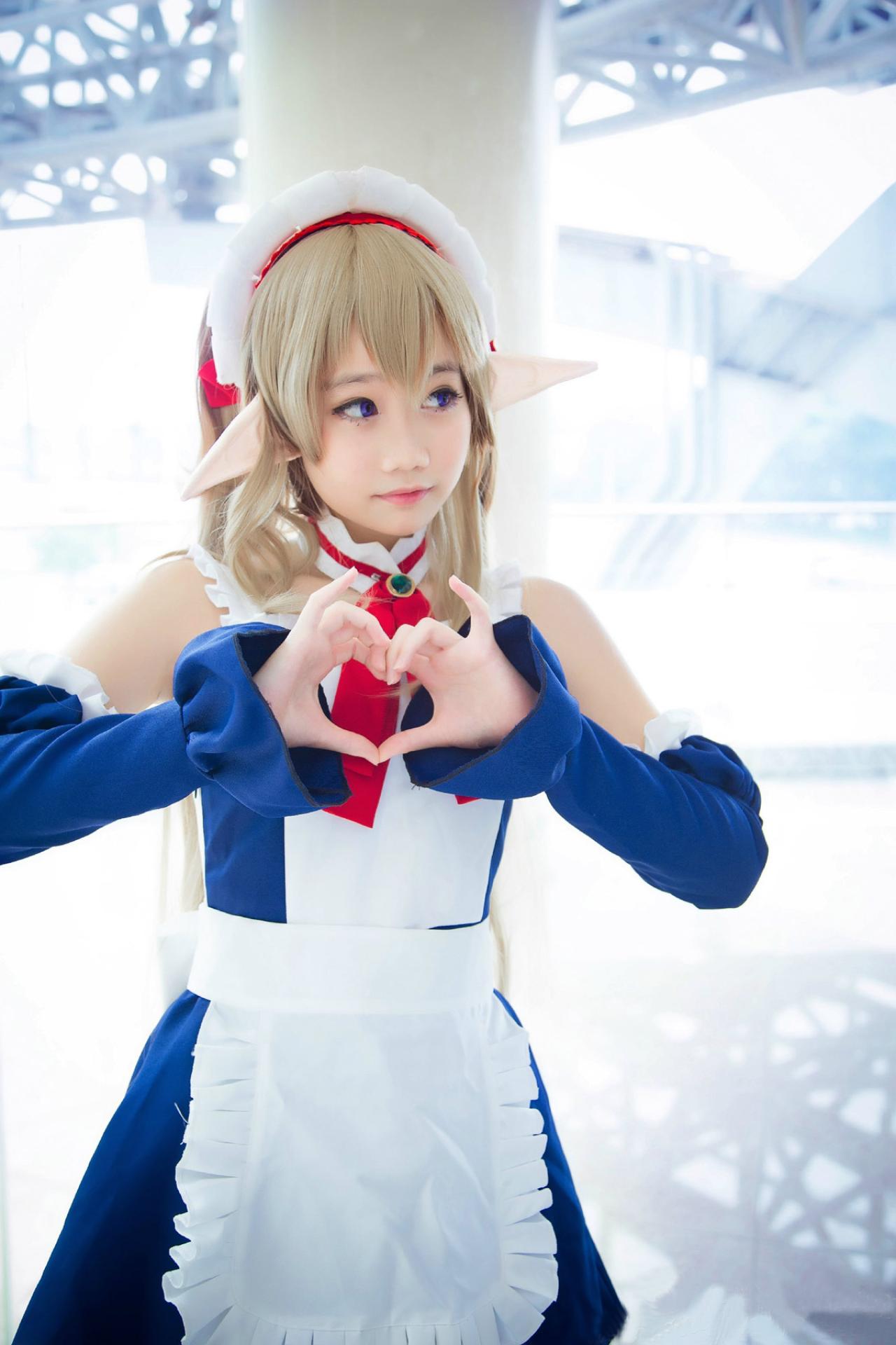 夏日蚊蚊软趴趴作心形手势的姿势