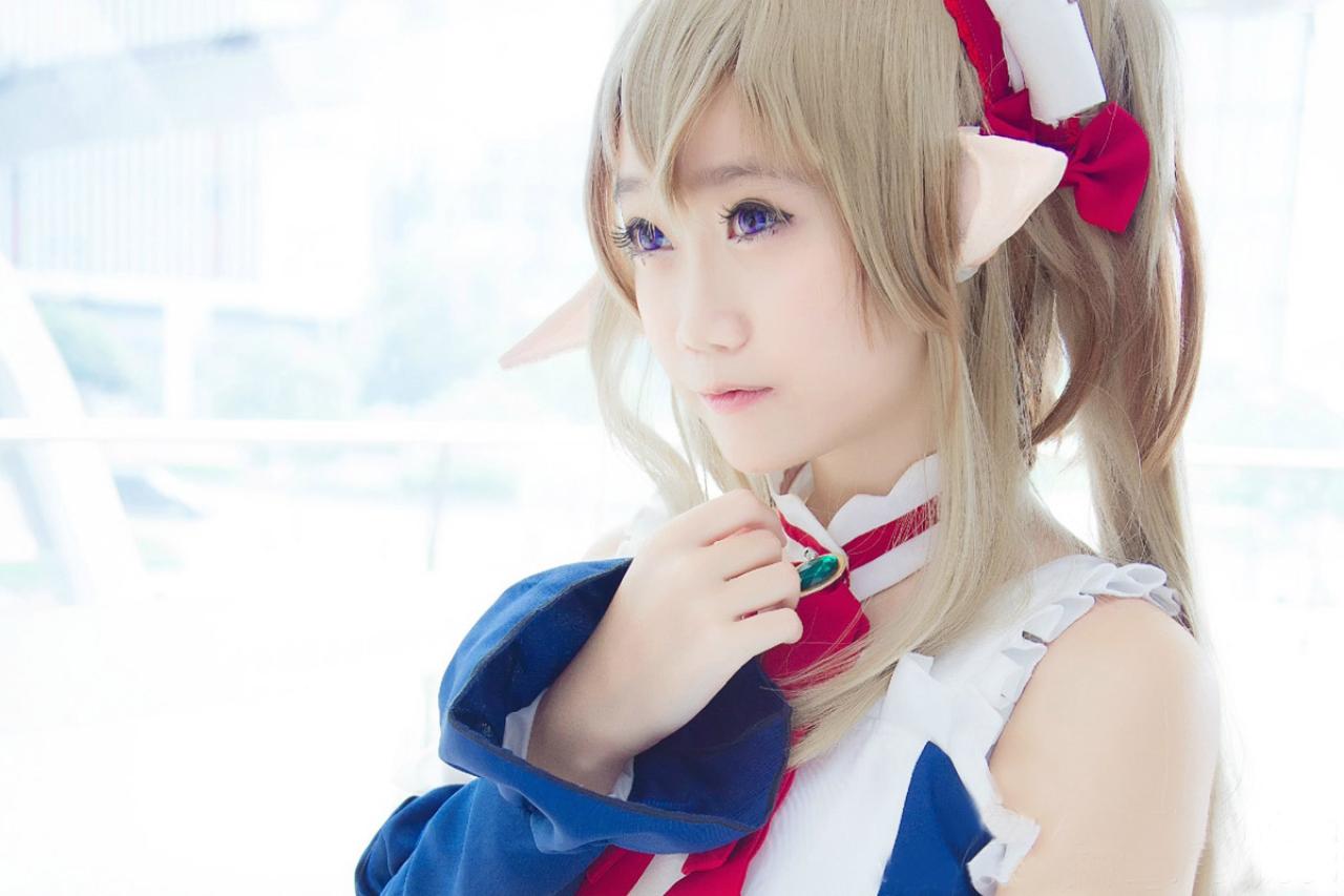 夏日蚊蚊软趴趴左手放在胸前的脸部特写