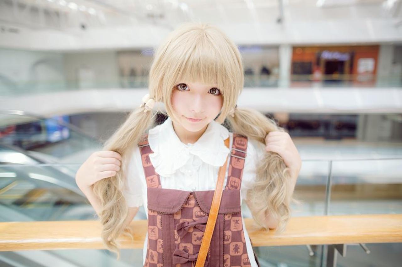 苍墨双手抓着双马尾