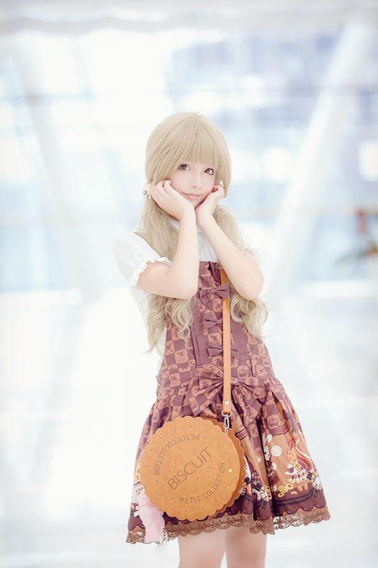 苍墨左手抓着马尾，右手放在胸前双手捧着脸的样子