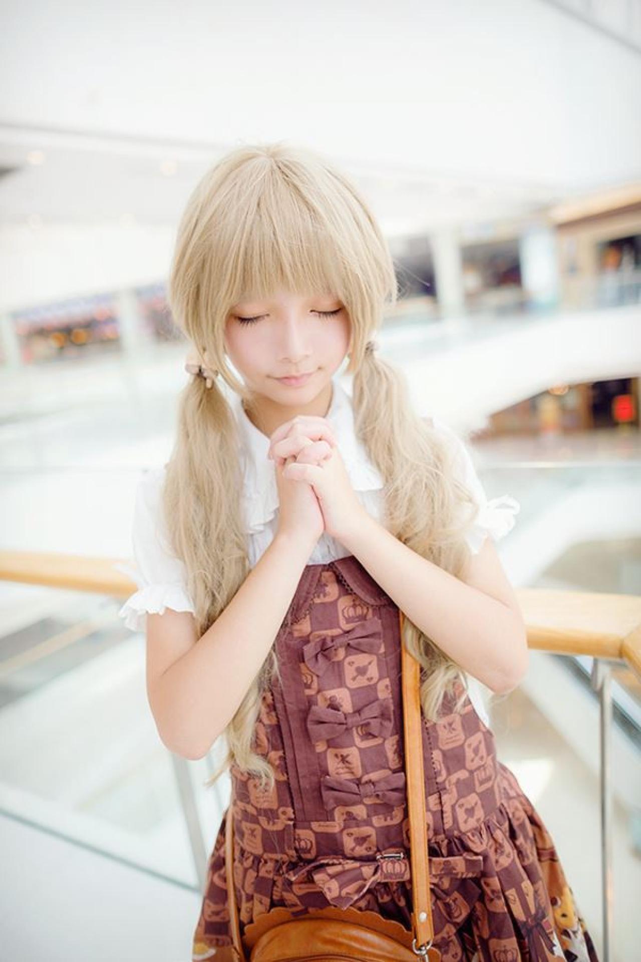 苍墨左手抓着马尾，右手放在胸前双手抱拳放在胸前，闭眼祈祷的样子