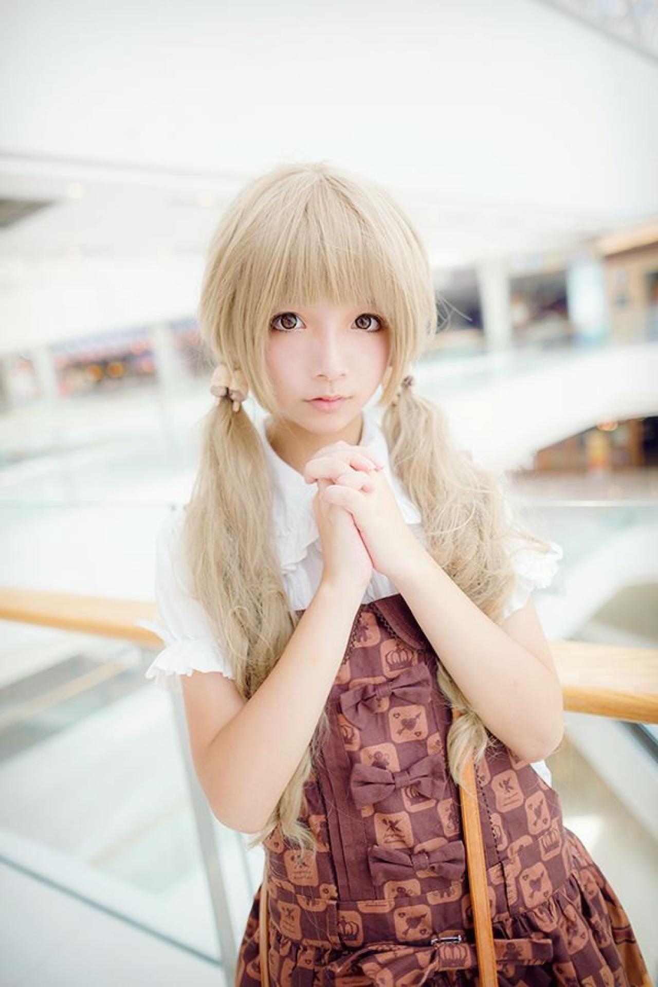 苍墨左手抓着马尾，右手放在胸前双手抱拳放在胸前，睁着眼的模样