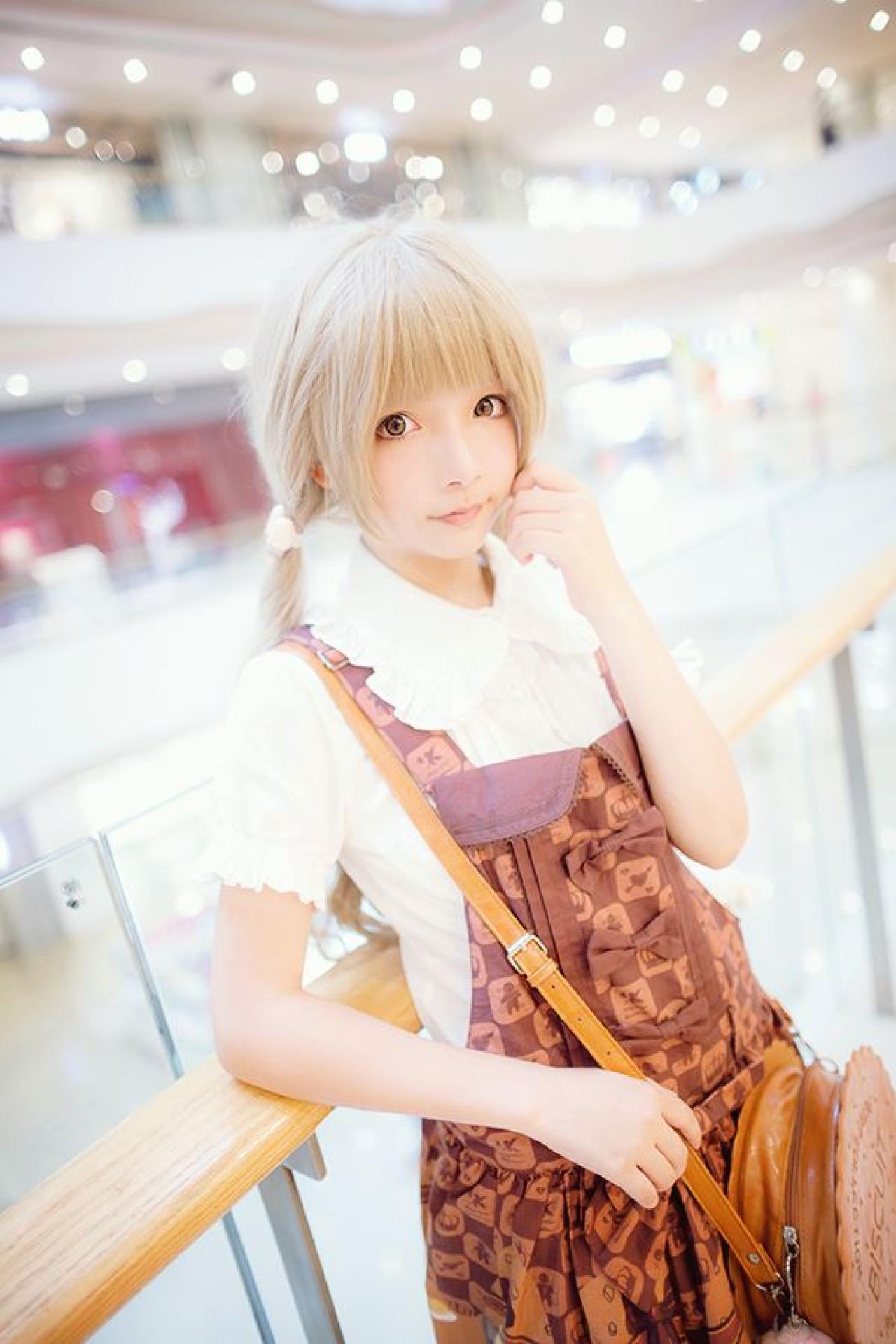 苍墨靠在栏杆上