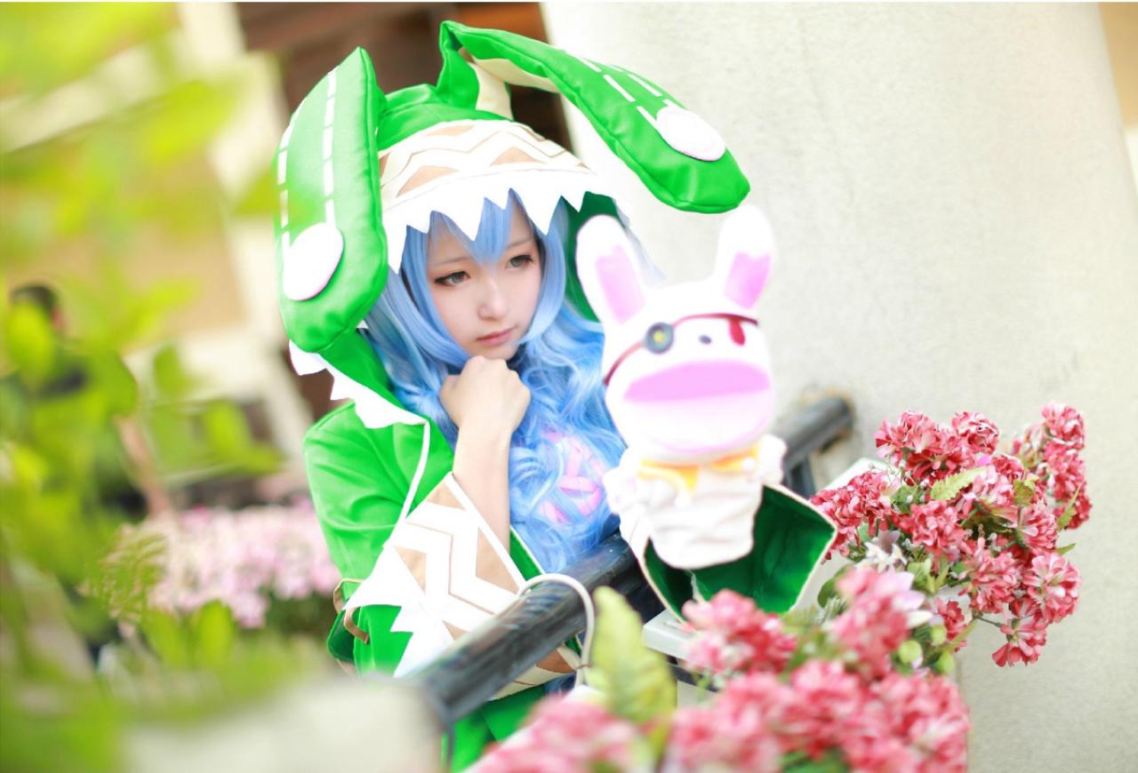 树里扮演四糸乃拿着玩偶，右手握拳放在胸前