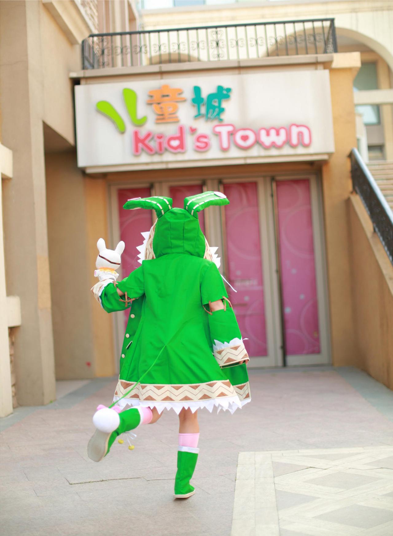 树里扮演四糸乃拿着玩偶奔跑进儿童城的背影